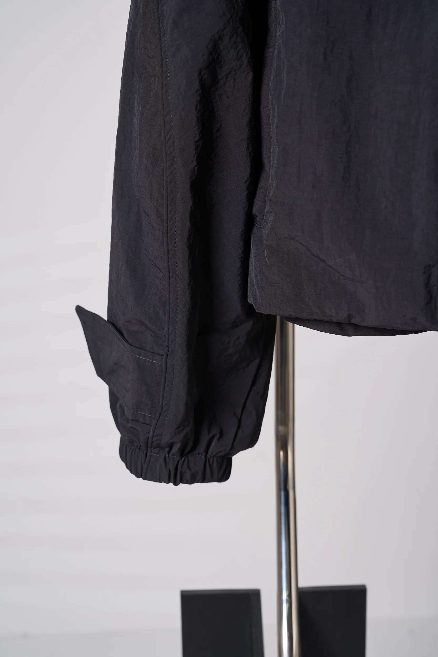 [Real auction] Acne Studios lapel short jacket [In Stock] 32 34 36 The fabric is made of 100% nylon (nylon/polyamide fiber) 75D high-density wrinkled nylon. The fabric has been permanently pressed and shaped by high temperature, and washed with high-pressure wrinkles at the factory to form its own irregular texture, permanently retaining the wrinkled texture, which will not disappear after washing. Matte matte coating removes the plastic glossy surface of nylon itself to create a low-key matte paper feel. Three-proof micro-coating, weak waterproof, anti-fouling, anti-static treatment, not easy to get dust. The interior is made of full-width mesh Breathable nylon lining, which reduces the stickiness of the nylon fabric to the body, improves air circulation, prevents sweating from sticking to the skin, and the zipper does not rub against the skin. The version adopts the raglan split topstitching process, and the front and rear panels are divided diagonally to expose even stitching. The three-dimensional dropped shoulders are loose and the fit is increased to increase the margin of movement. The back neckline is three-dimensional and high-density computer embroidered, and the embroidery lines are dense and not prickly. Customized all-metal matte nylon zipper, Genuine Leather embossed brand letters on the zipper leather tab, zipper tape with same color nylon fit to the body, double-locked reinforcement on both sides of the zipper to prevent pulling and tearing.